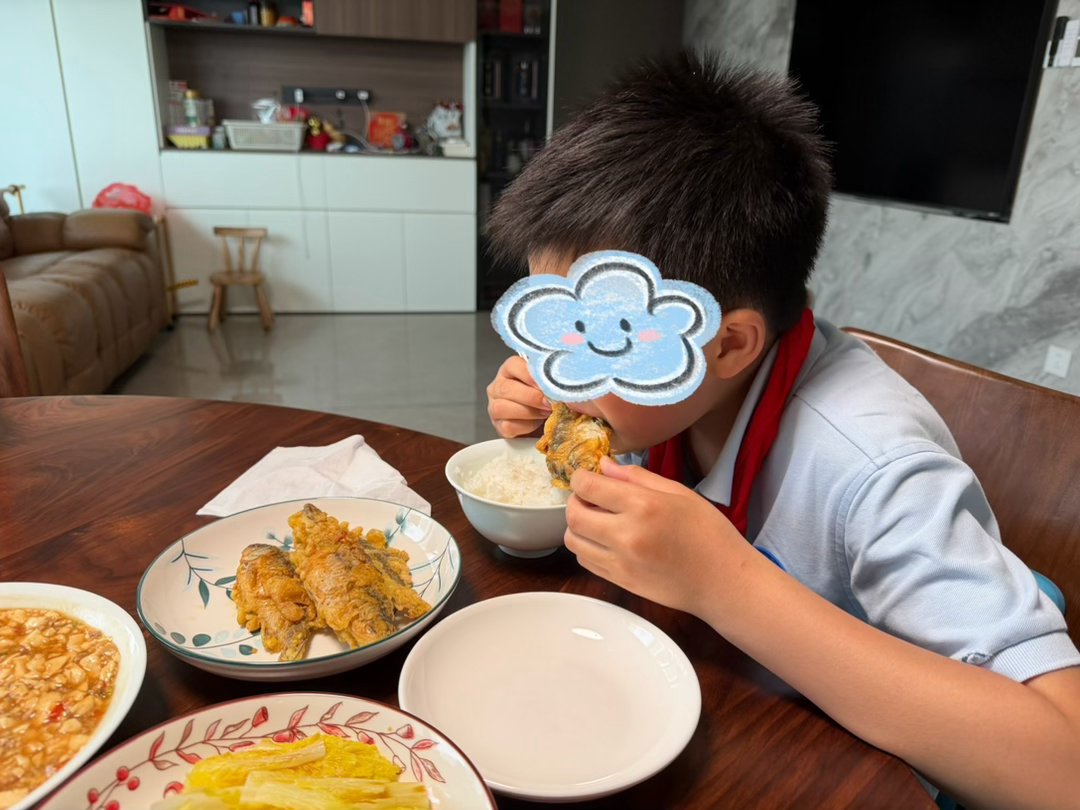 好好吃饭，天天向上。娃说我烧的菜好吃，3道菜我们娘俩经常能光盘。以前他不爱吃蔬菜