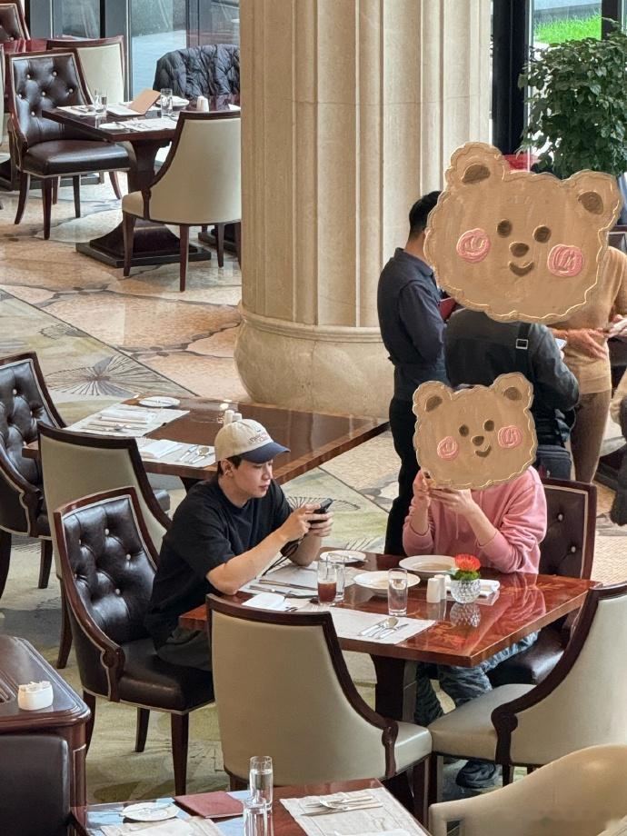 路人镜头下刘宪华，偶遇酒店吃早餐，生活中素颜状态休闲穿搭还是很有少年感啊！[好喜