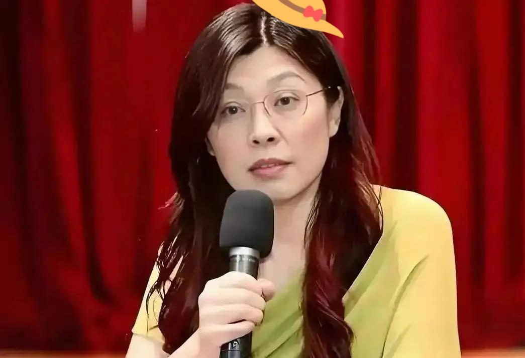 郑丽文身上有五块印记！
 
178cm的大高个在女性里太扎眼，彝族姑娘的身份自带