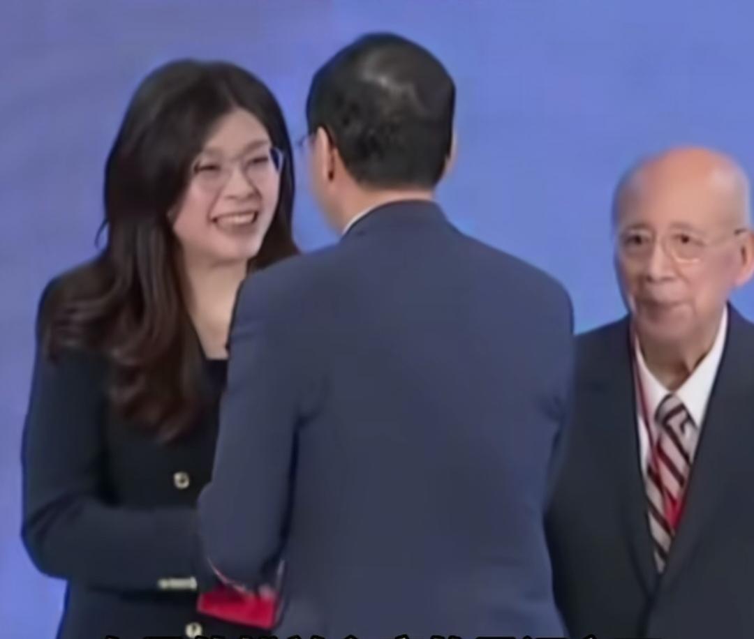 11月1日，郑丽文就职大典在台北国民党总部举行，典礼上进行了交接仪式，朱立伦把象