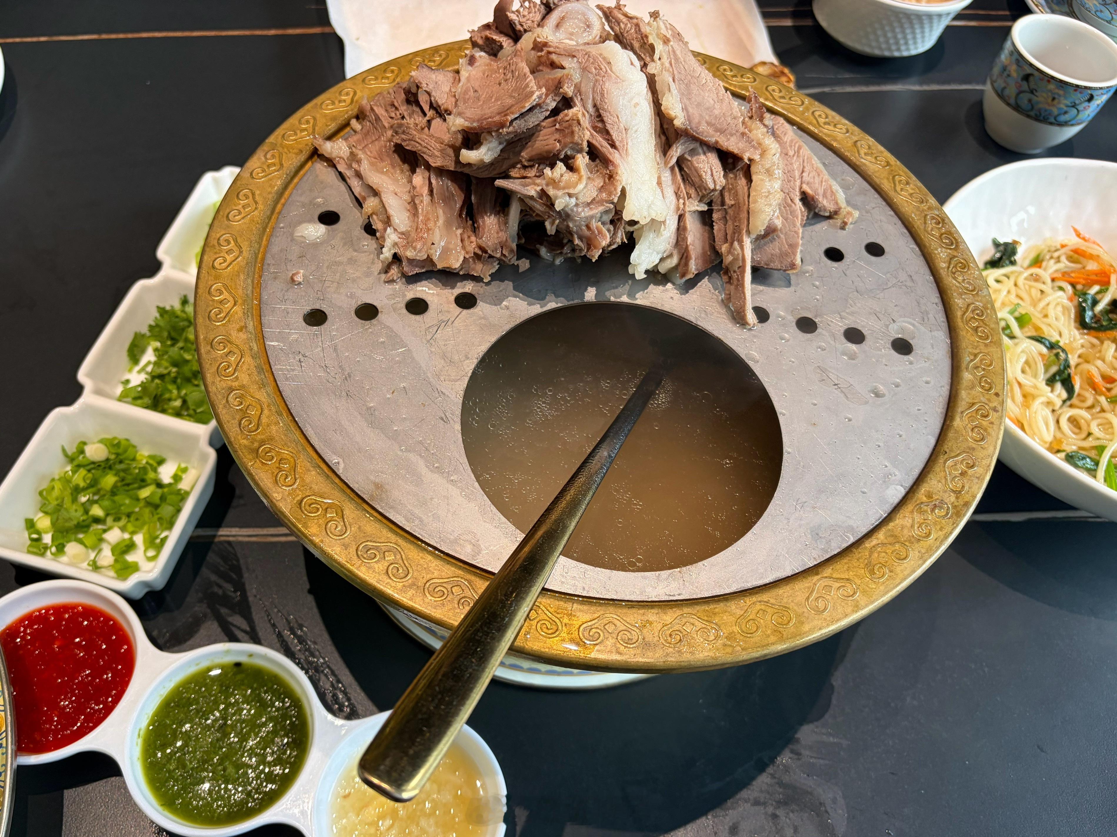 到了乌海当然要吃羊肉，还有喝奶茶。p.s. 小朋友居然说这是她吃过最好吃的羊肉（