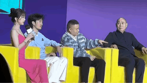 常远和李成儒有内涵的看了小姑娘一眼，岳云鹏是尴尬的笑，3个人实在憋不住了，话到嘴