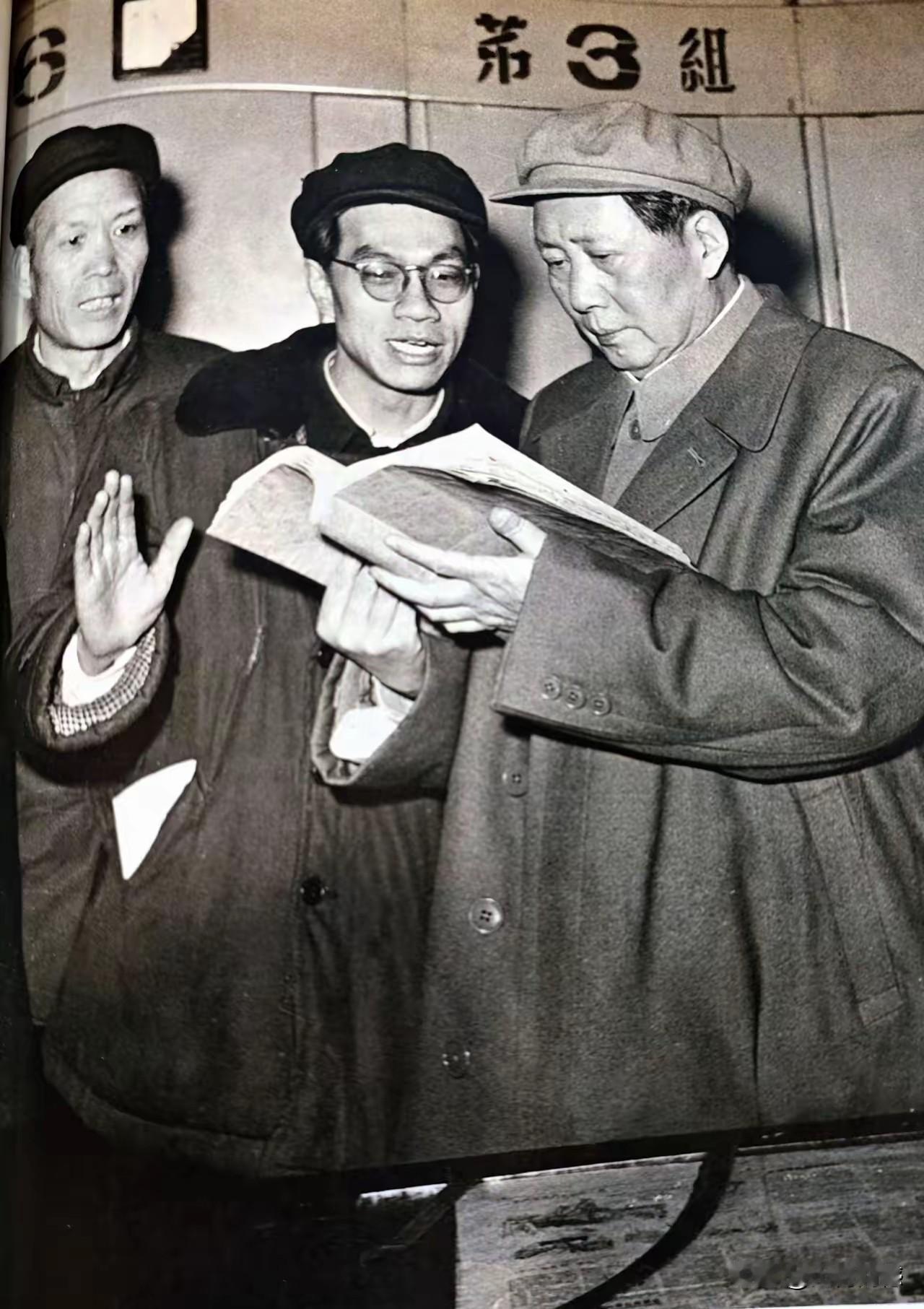 这张照片拍摄于1958年，这一年老人家65岁，正值春秋鼎盛之年，身材魁梧，神情专