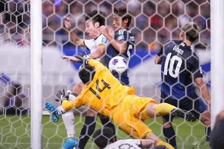 一支门将传球最多的球队既然敢用442攻击型的阵容岂能不大败。
客战日本队，国足收