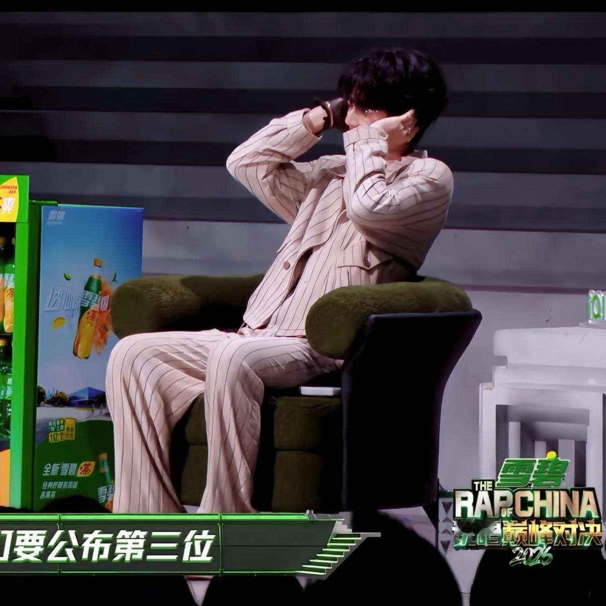 此孩下定决心要逗死我… 前情提要 此part是要公布成绩而不是在演播室里放鞭炮?