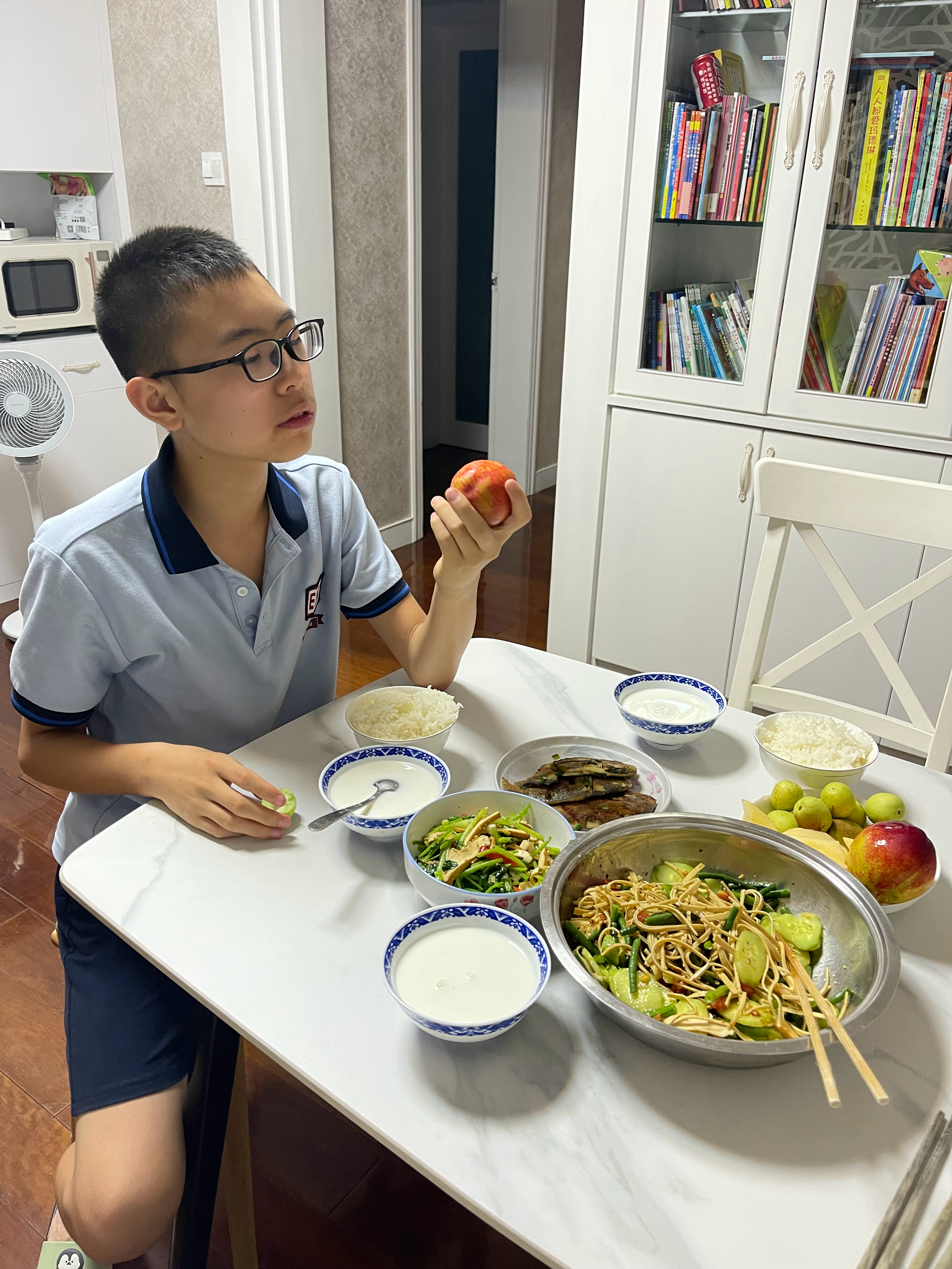 #吃饭时间# 每天放学一进家门先迅速消灭2个小舅舅家的黄心油桃，还声称一分钟一个