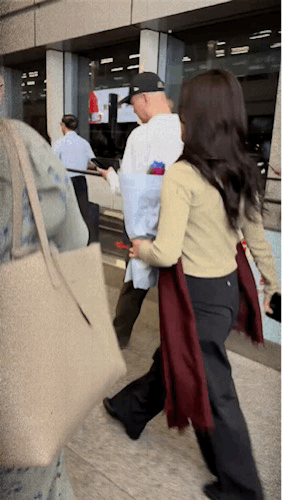 女神朱珠的路人视角，她的美是让人想要靠近的美！朱珠明星照 朱珠自拍 朱珠走秀穿搭