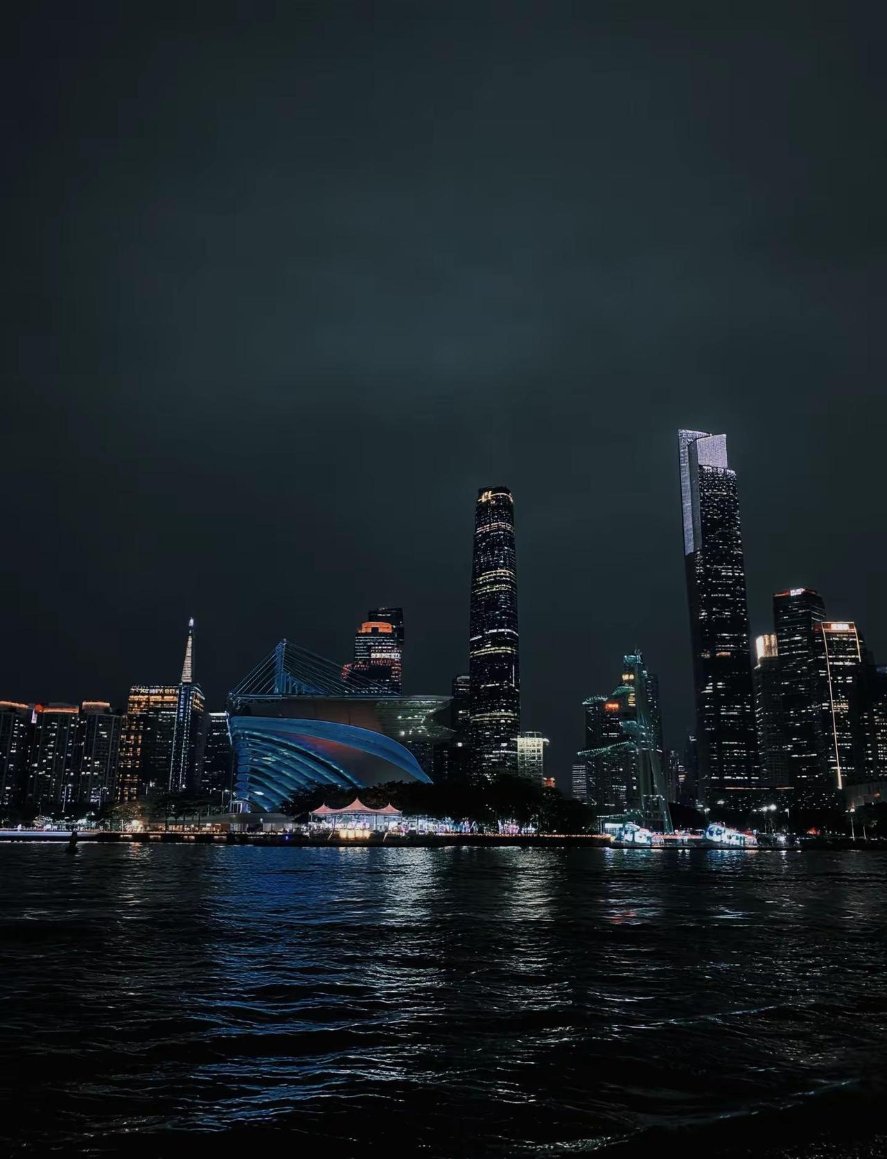夜幕下的珠江两岸 与广州塔合个影