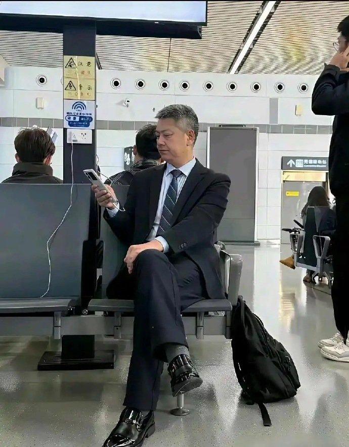 你是否也曾在繁忙的场合中，遇到这样一个“孤岛”呢？😶‍🌫️

看这位男士，穿