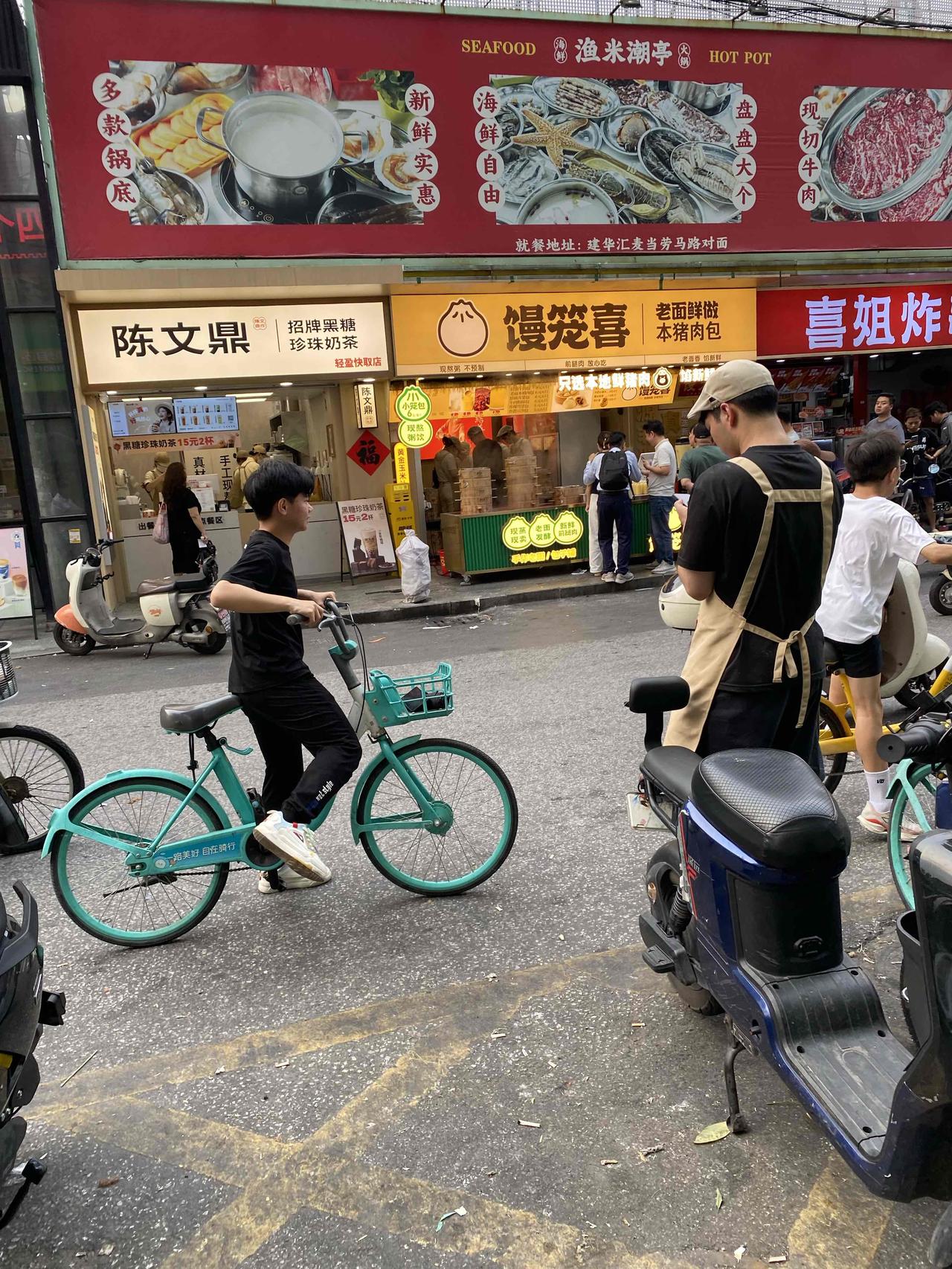 现在什么生意好做？卖早点的生意就特别好。

这家新开的包子铺天天都要排队买，说是