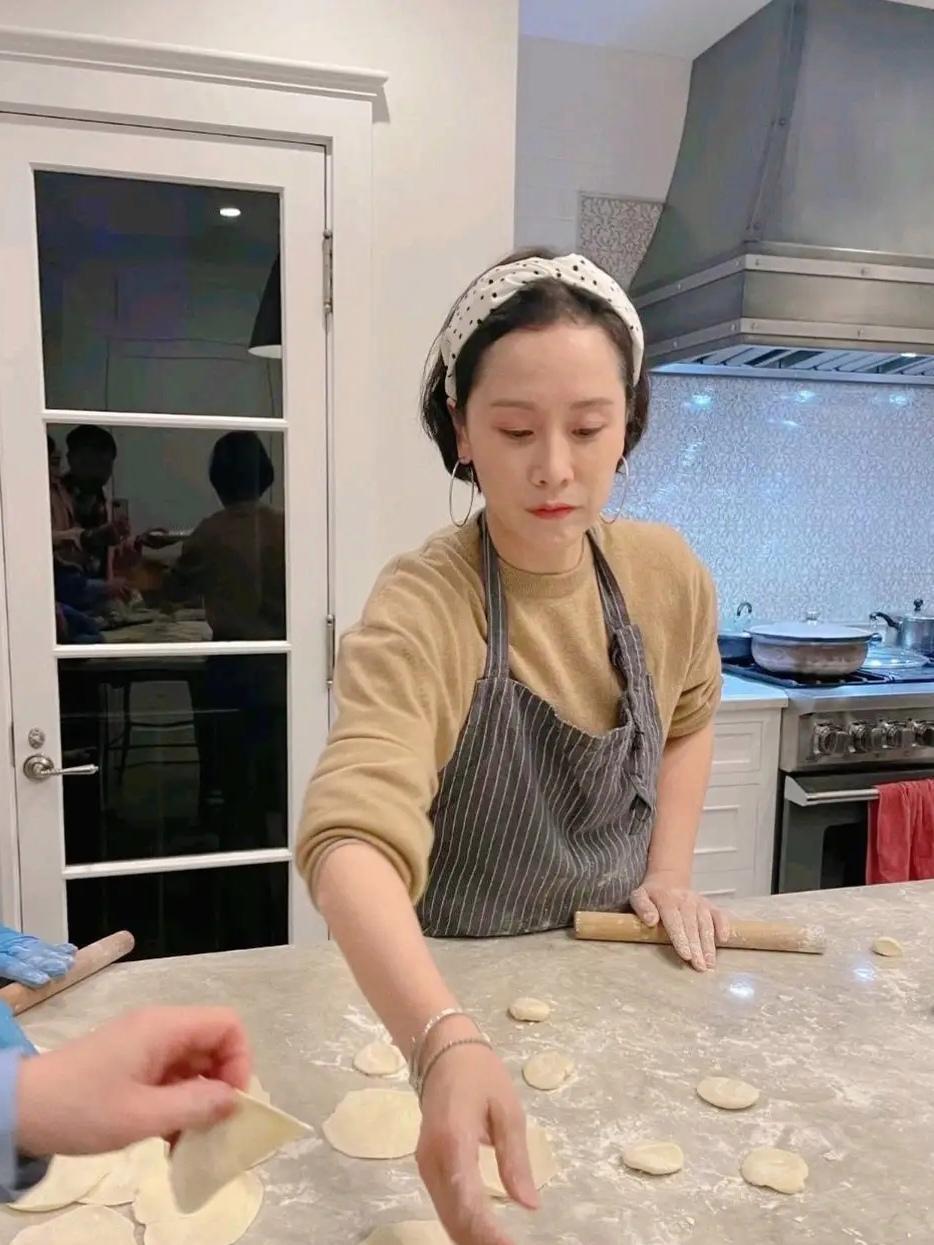 47岁的海清在元旦清晨的厨房里，擀面杖翻飞间展现着比红毯更动人的烟火气。从荧幕上