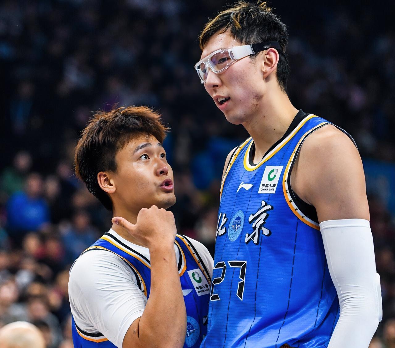 赵睿：琦哥，小外隔扣你、控卫突你、大外把球砸你身上出界转换球权，你咋没反应？？