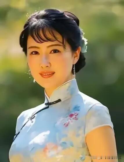 她真的是属于老天赏饭吃的美女，眉清目秀，国色天香，回眸一笑百媚生，不但美得端庄，