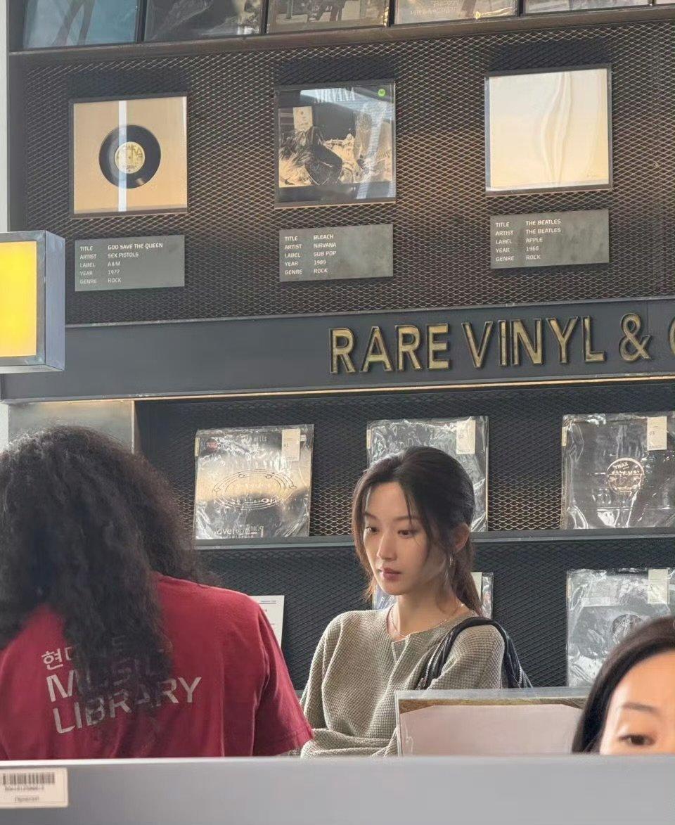 偶遇文佳瑛逛唱片店唱片店偶遇文佳瑛网友在汉南洞唱片店偶遇文佳瑛，淡妆状态下气质出