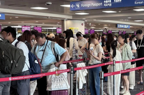 【赴韩游客暴增！韩国仁川机场入境排队超80分钟，现场大排长龙】海外新鲜事热点现场