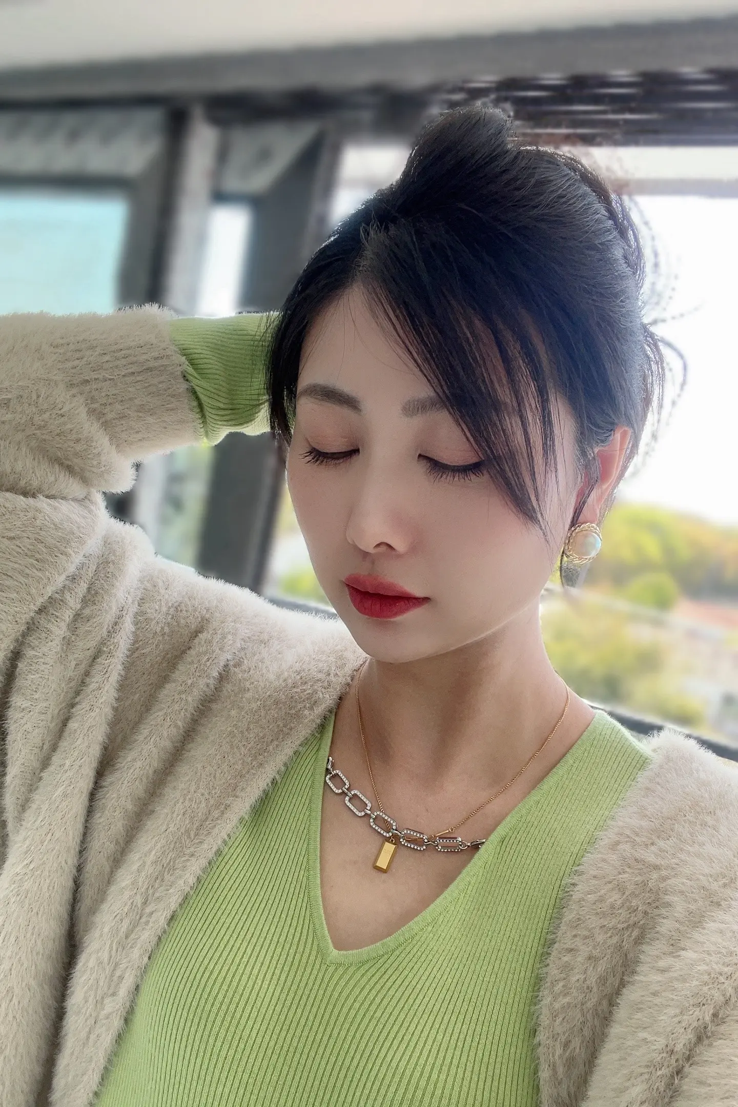 36岁寡王，有房未婚，也许孤独才是长久的。在81平的小屋
与养了十年的狗相伴
一个人吃饭看书写字
到处走走停停
好像也渐渐习惯了
这样的生活