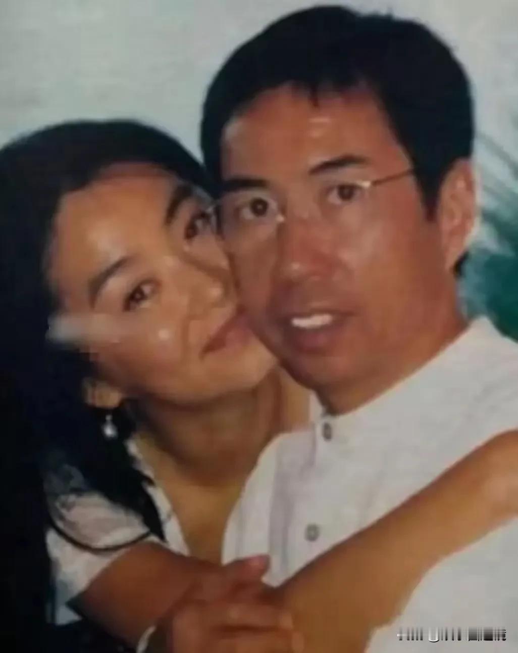 很多人都想不通，为什么美丽迷人的林青霞，最后却嫁给了一位丑男。
说实在的，这个男