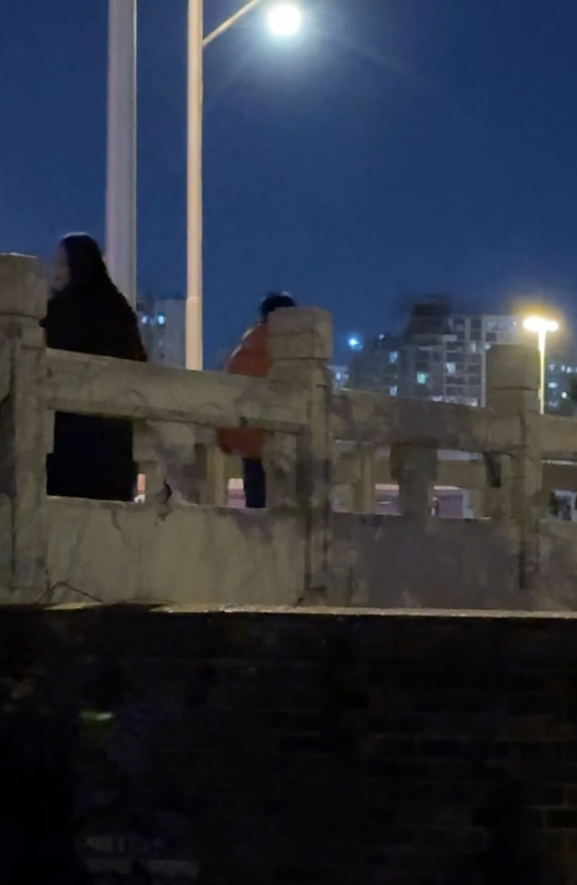 胡歌李沁骑自行车路透来袭，新剧拍摄中的同框画面亮眼，轻松的状态展现出绝佳的搭档默