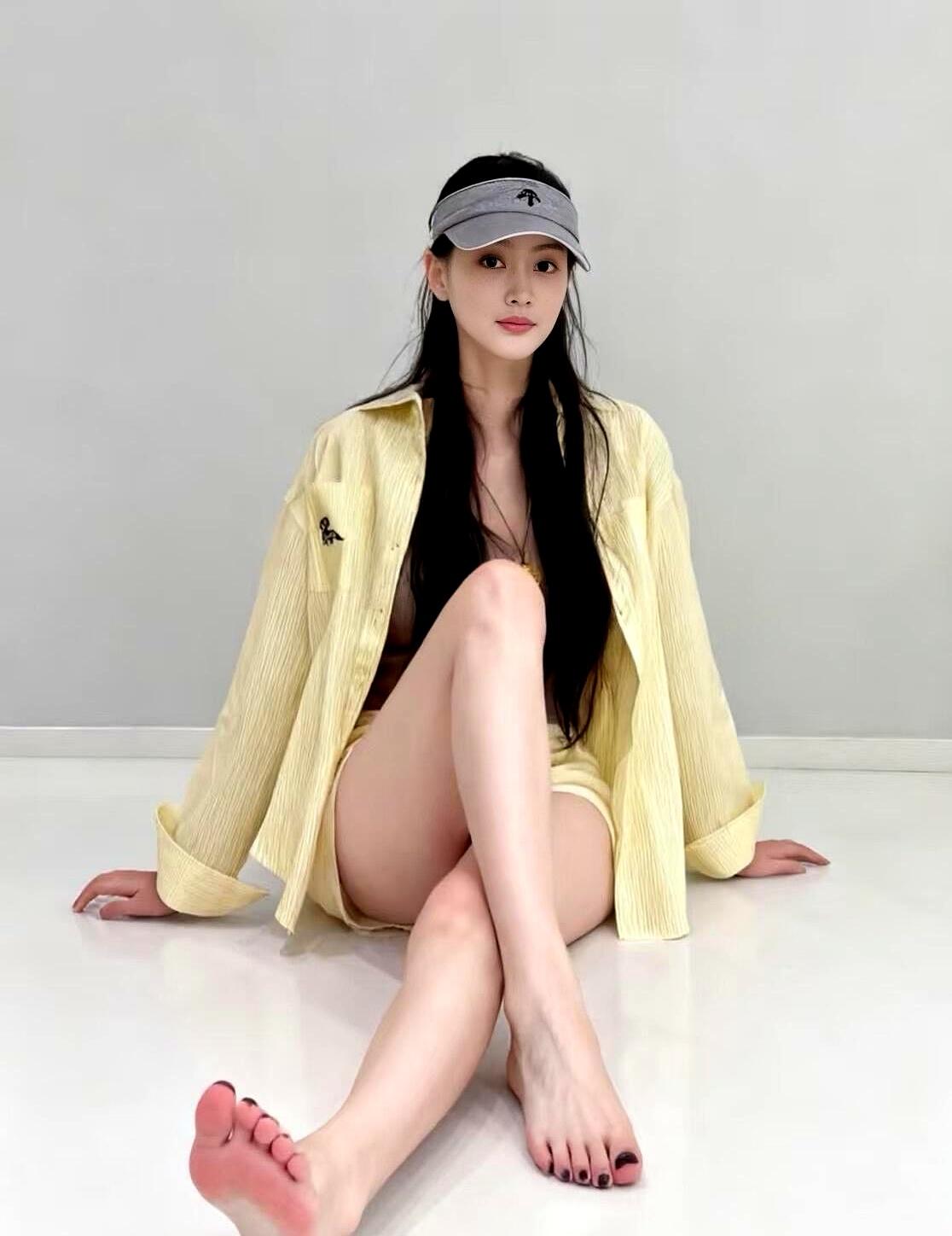 “紫萱下班没？”
 

昨晚，抖音里这句刷屏，比酒还冲。
 

她真去酒吧摇酒了