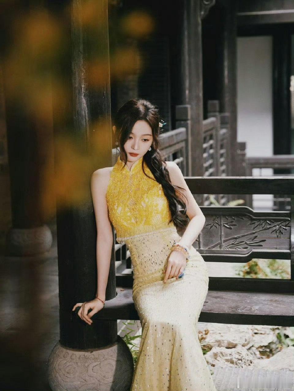 吴宣仪和新中式的适配度  吴宣仪的旗袍造型，不仅是对传统服饰的传承，更是对新中式
