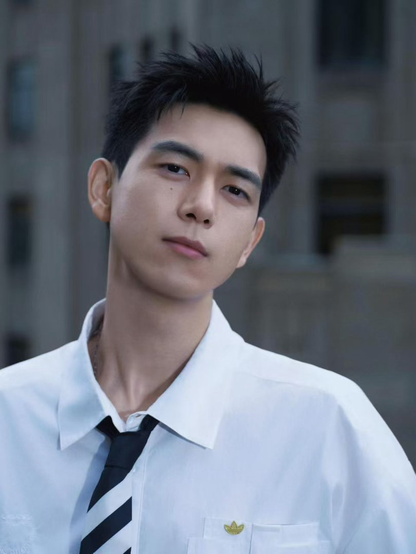 李现终于原谅现偶了 从韩商言到孟弗渊，李现的现偶回归走了好几年。但看到角色设定那