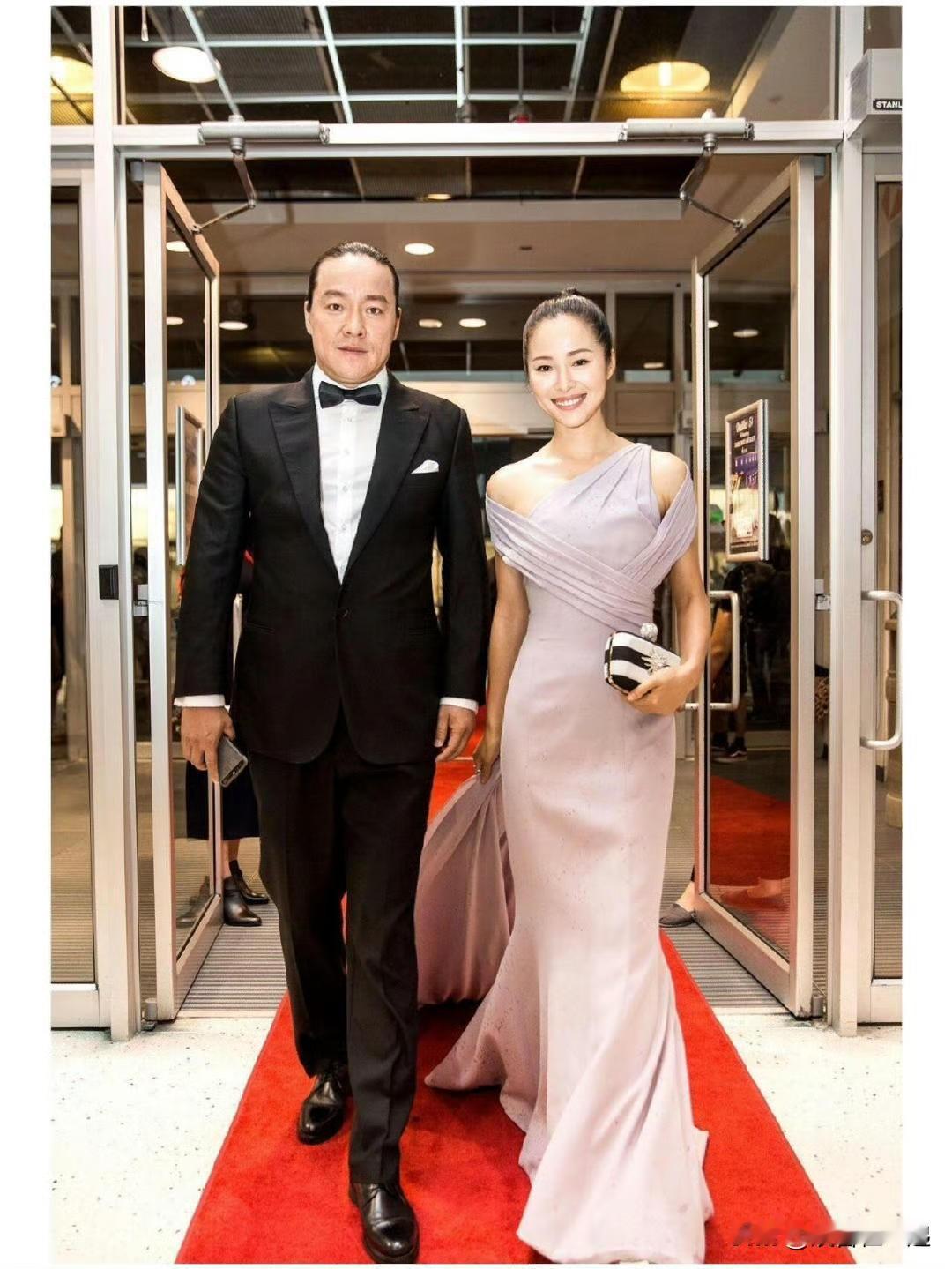 江一燕离婚这事闹得挺火。她前夫是导演赵汉唐，比她大12岁，两人因《七十七天》结缘