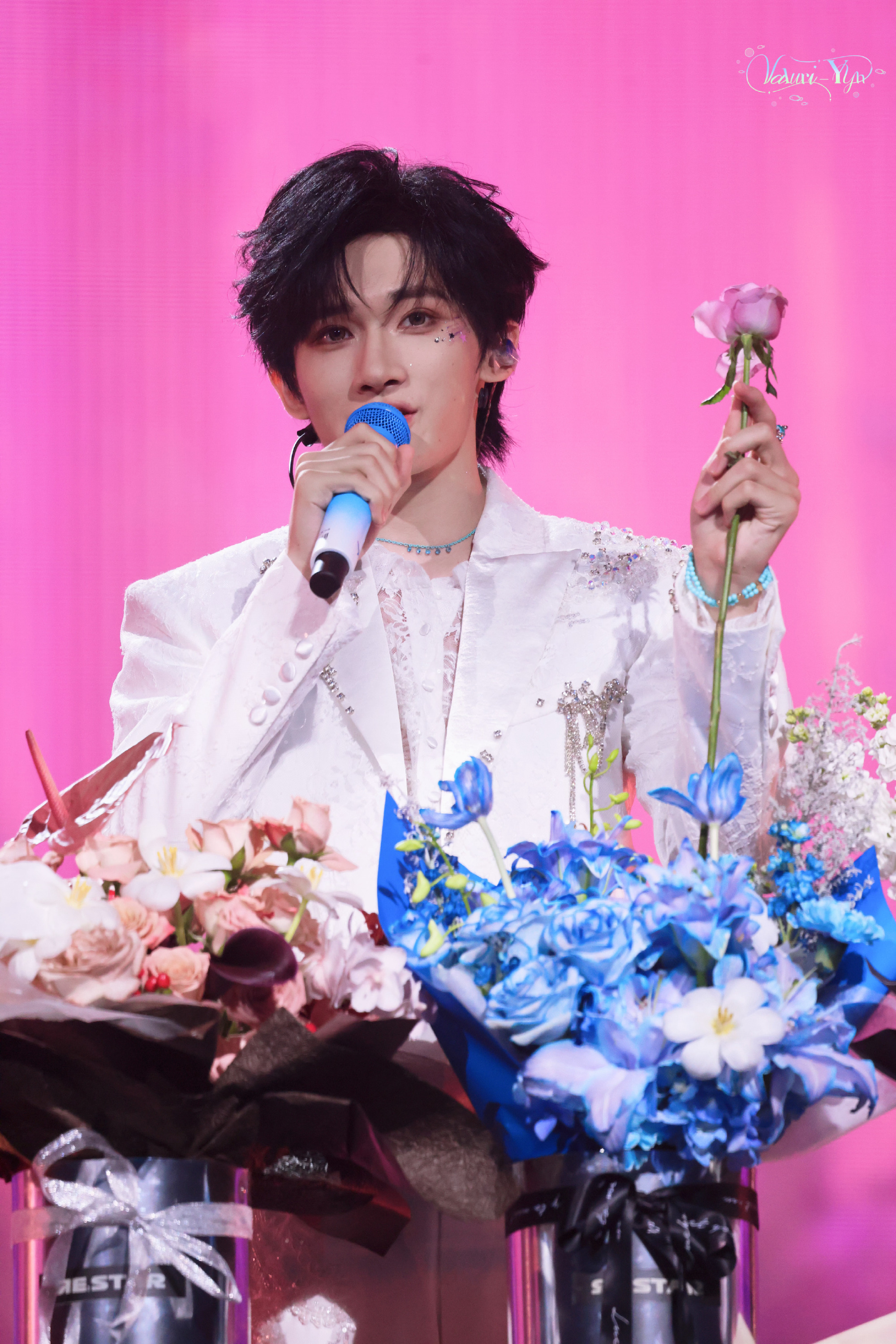 余宇涵演唱会现场空降超话 余宇涵这个舞台妆造也太帅了吧，完美的五官轮廓在加上完美