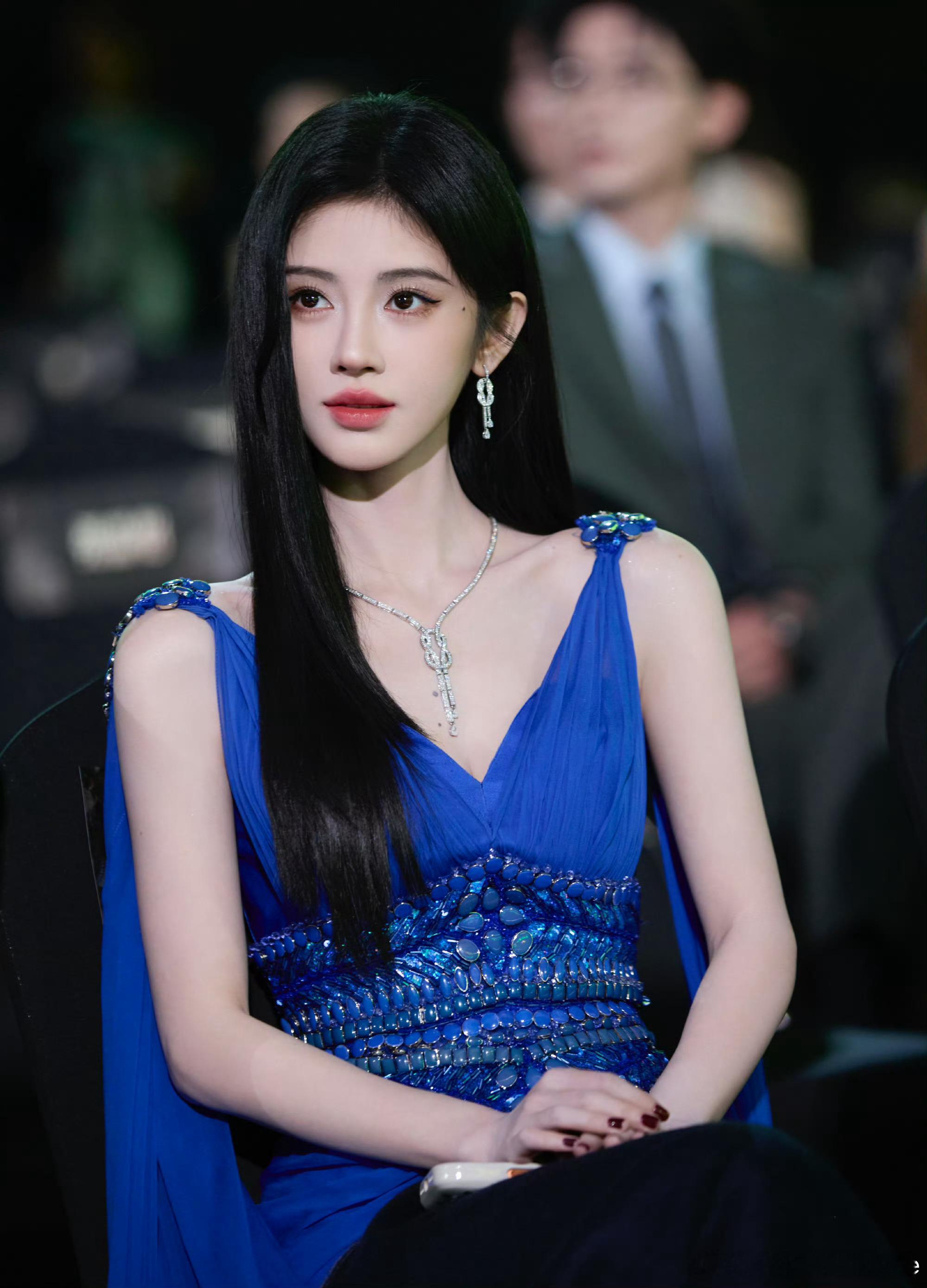 鞠婧祎  jjy千香有效播放量破亿 jjy鞠婧祎黑色红钻抹胸裙 怀念早期的你 但