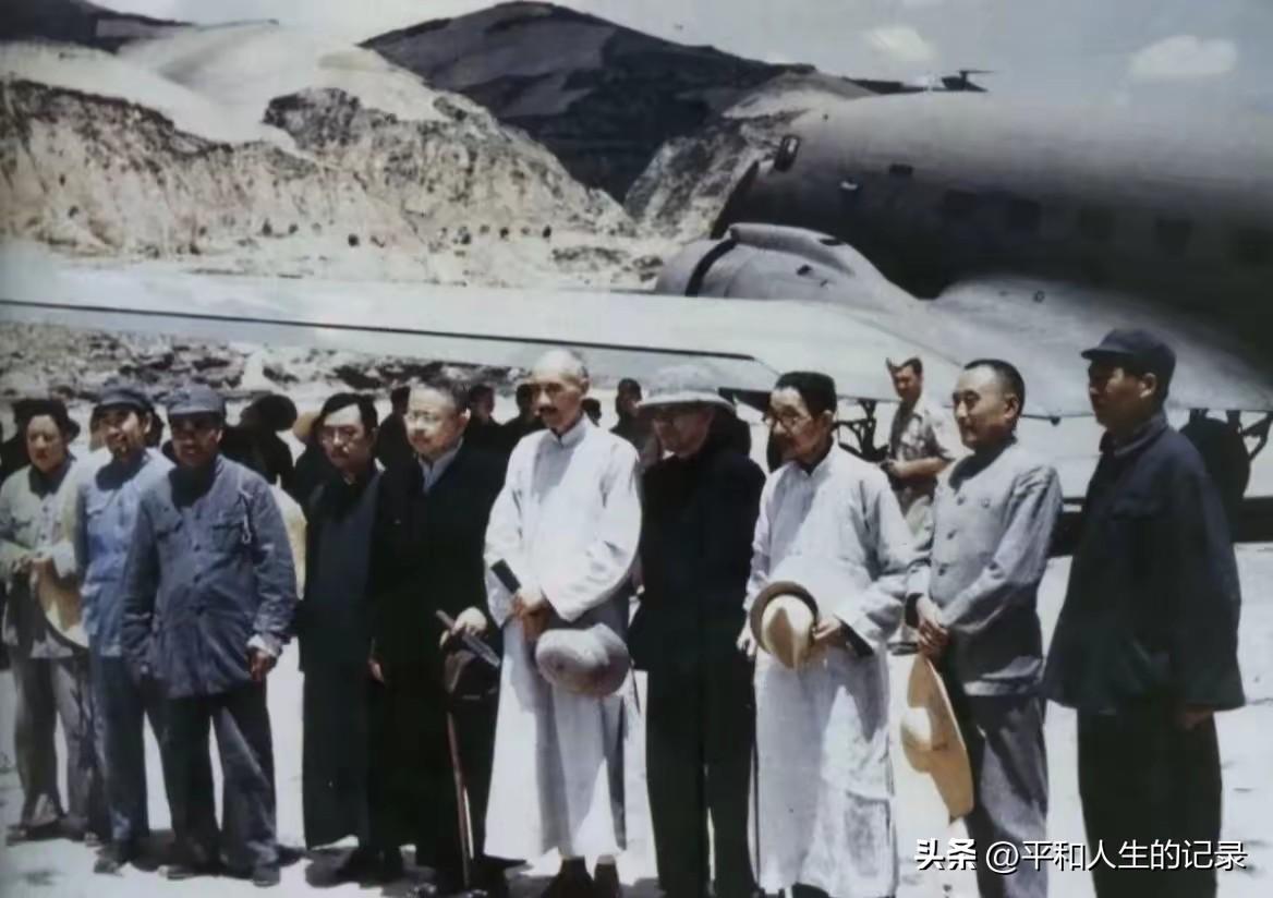 1945年7月，毛泽东主席、朱德、周恩来、王若飞等到机场迎接来延安访问的国民参政