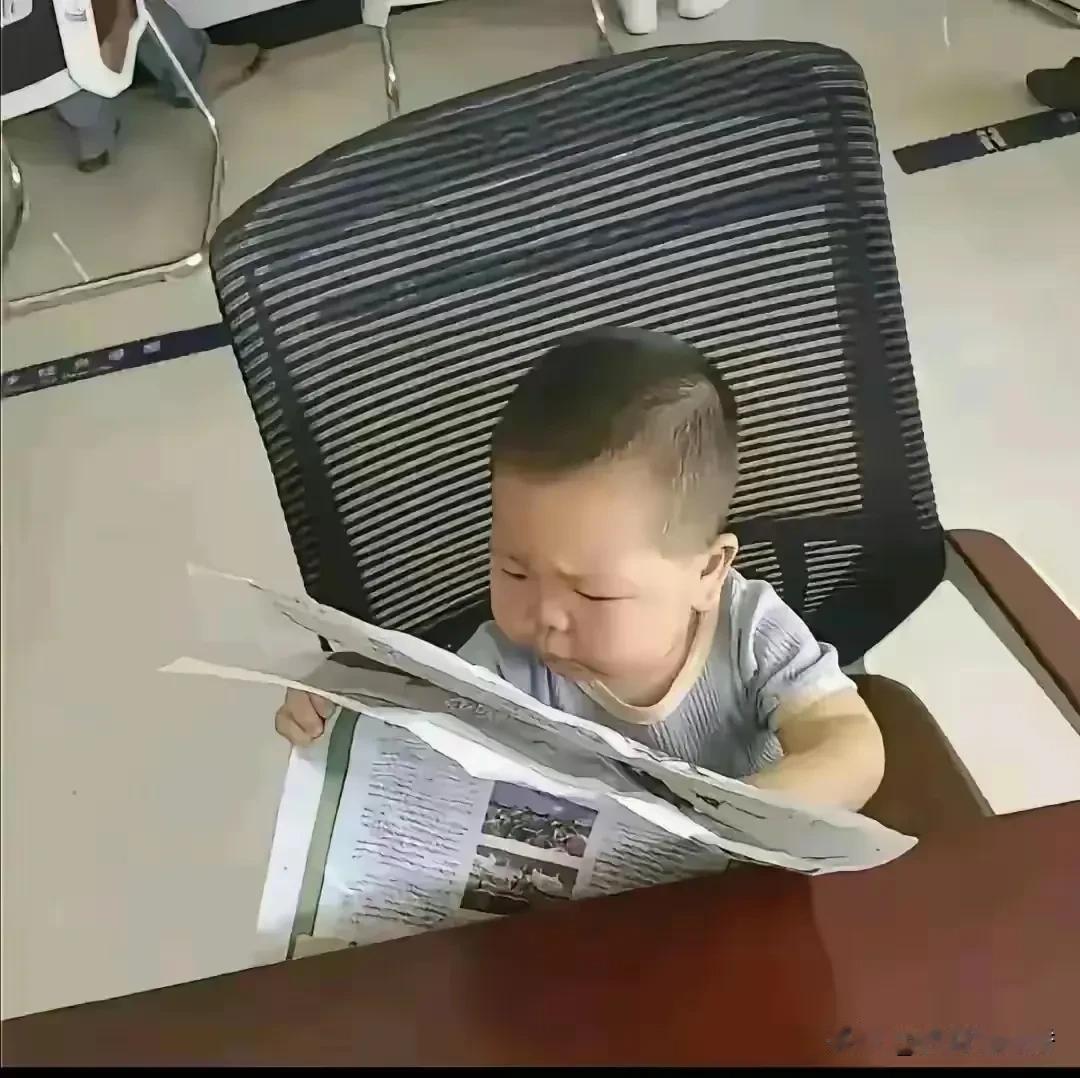 哈哈，看这排场，这做派，这凝神蹙眉的劲，今后不做个好官都难啊！
肚子里装的是奶，
