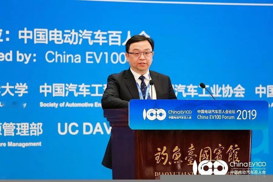 比亚迪创始人王传福早就说过，汽车就是长了腿的超级智能手机，汽车行业的智能化变革，