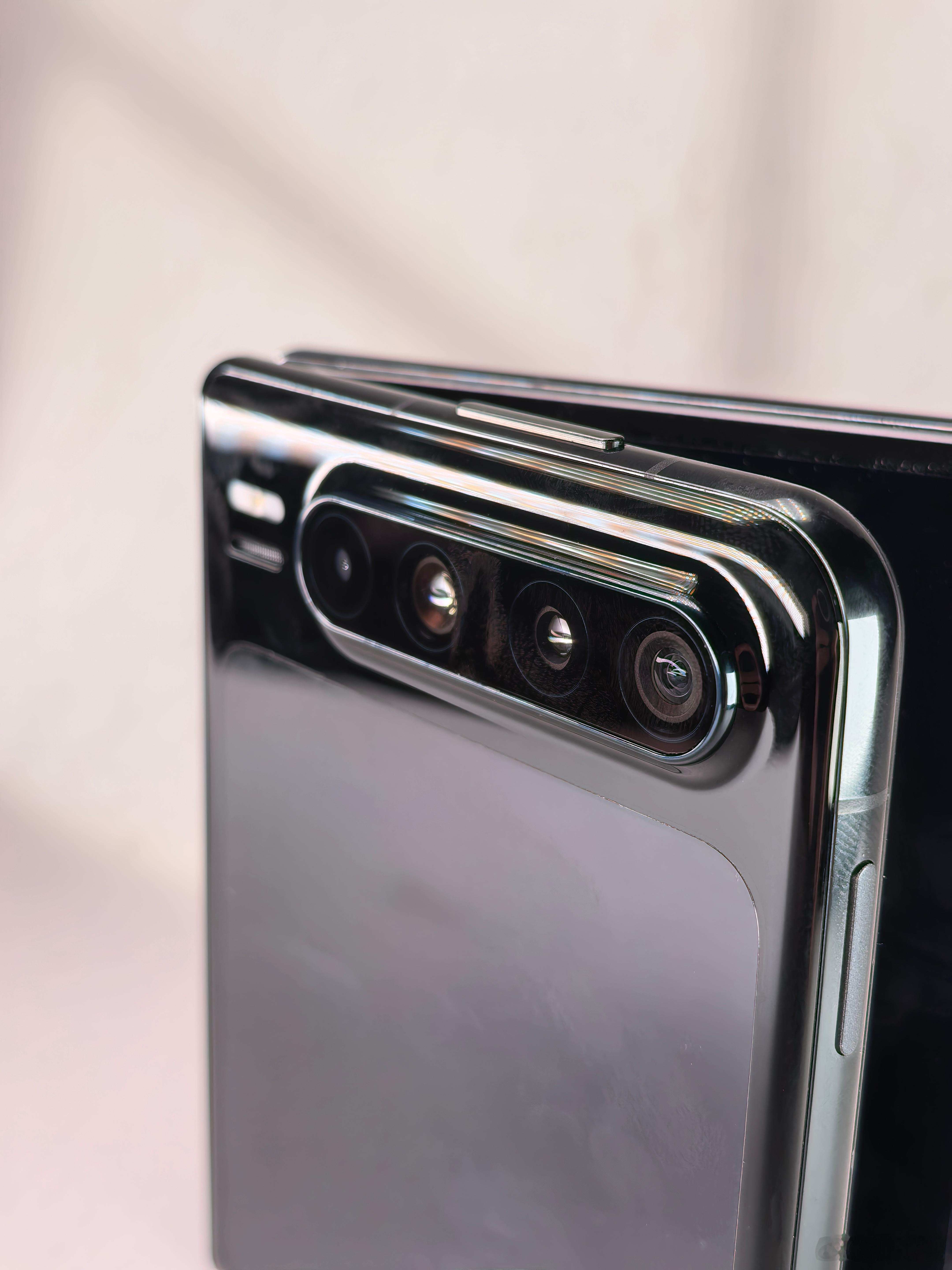 HUAWEI Pura X 典藏版 型格红这个红色调得相当克制，不媚俗，反而透着