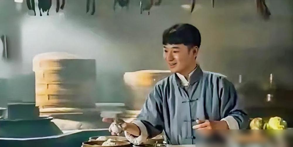 一张50元钞票狠狠扇了收视率飙破4的爆款剧一记响亮耳光。
白宇硬饿掉20斤肉演