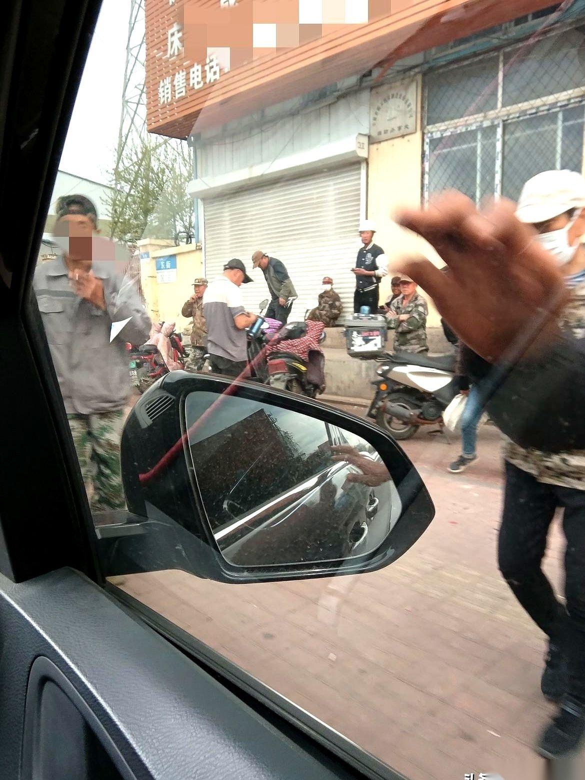 车刚拐进潍坊那个劳务市场，还没停稳，一只手“啪”地就扒住了我的车窗。
我扭头一看