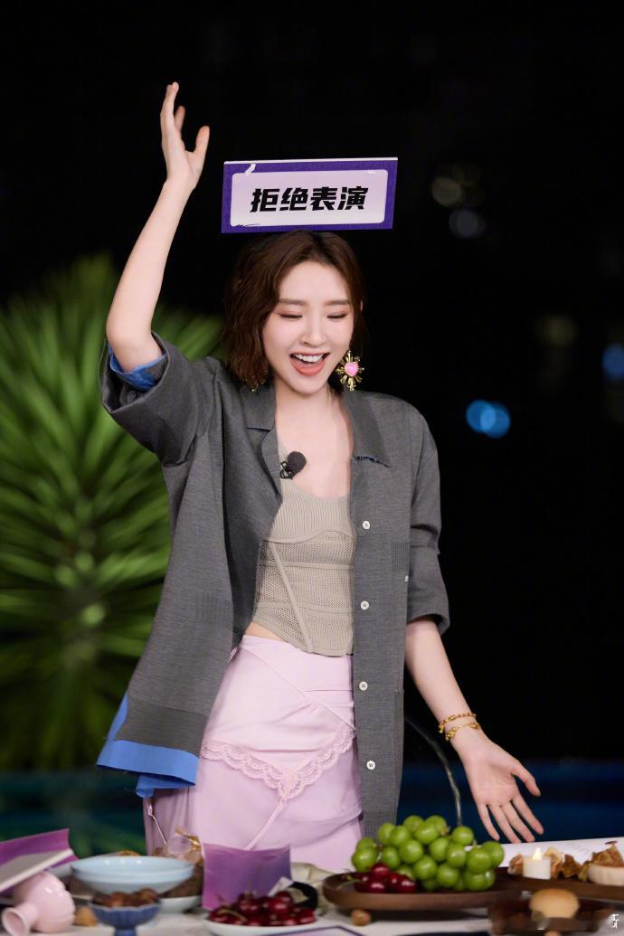 郭京飞让唐艺昕拿袜子当麦唱歌唐艺昕脱袜子当麦克风 谁懂郭京飞这眼神有多坏！唐艺昕