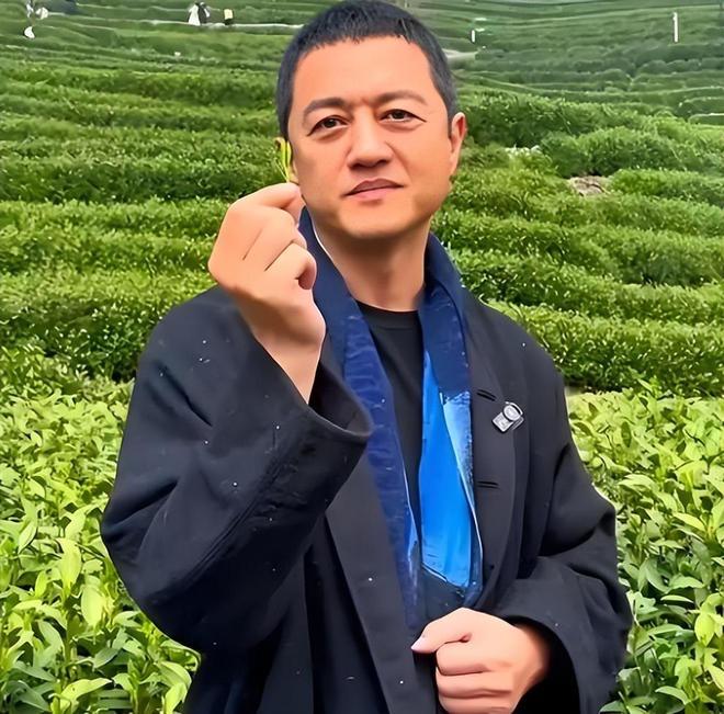 李亚鹏说，婚前王菲买了全套厨具，婚后一顿饭没做过，王菲瞬间就尴尬拉下脸。他说，如