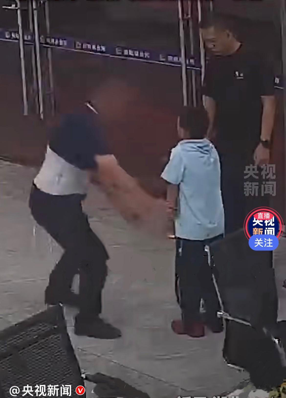 近日，湖北宜昌发生了一件特别值得所有家长学习的事儿……
一名小男孩放学路过超市，