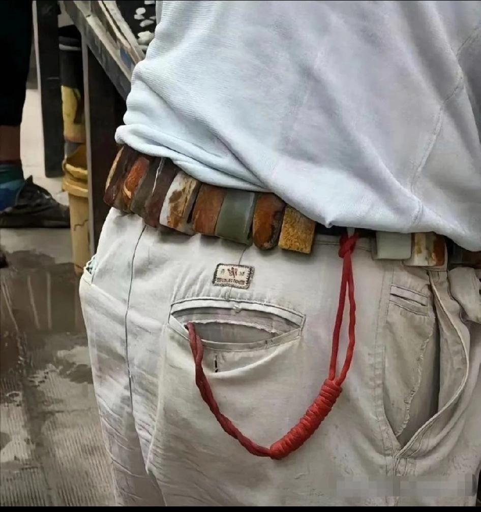 大爷的腰带很特别，祖上有大官。懂行的人都知道，大爷腰上可不是一般物价，这些方形玉