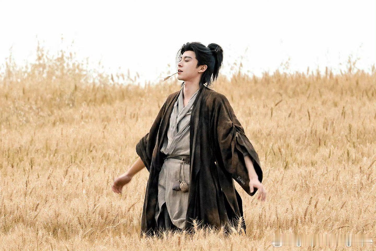 GQ五月王鹤棣封面GQ王鹤棣活人感大片   这组大片里，他的“活人感”藏在每一个