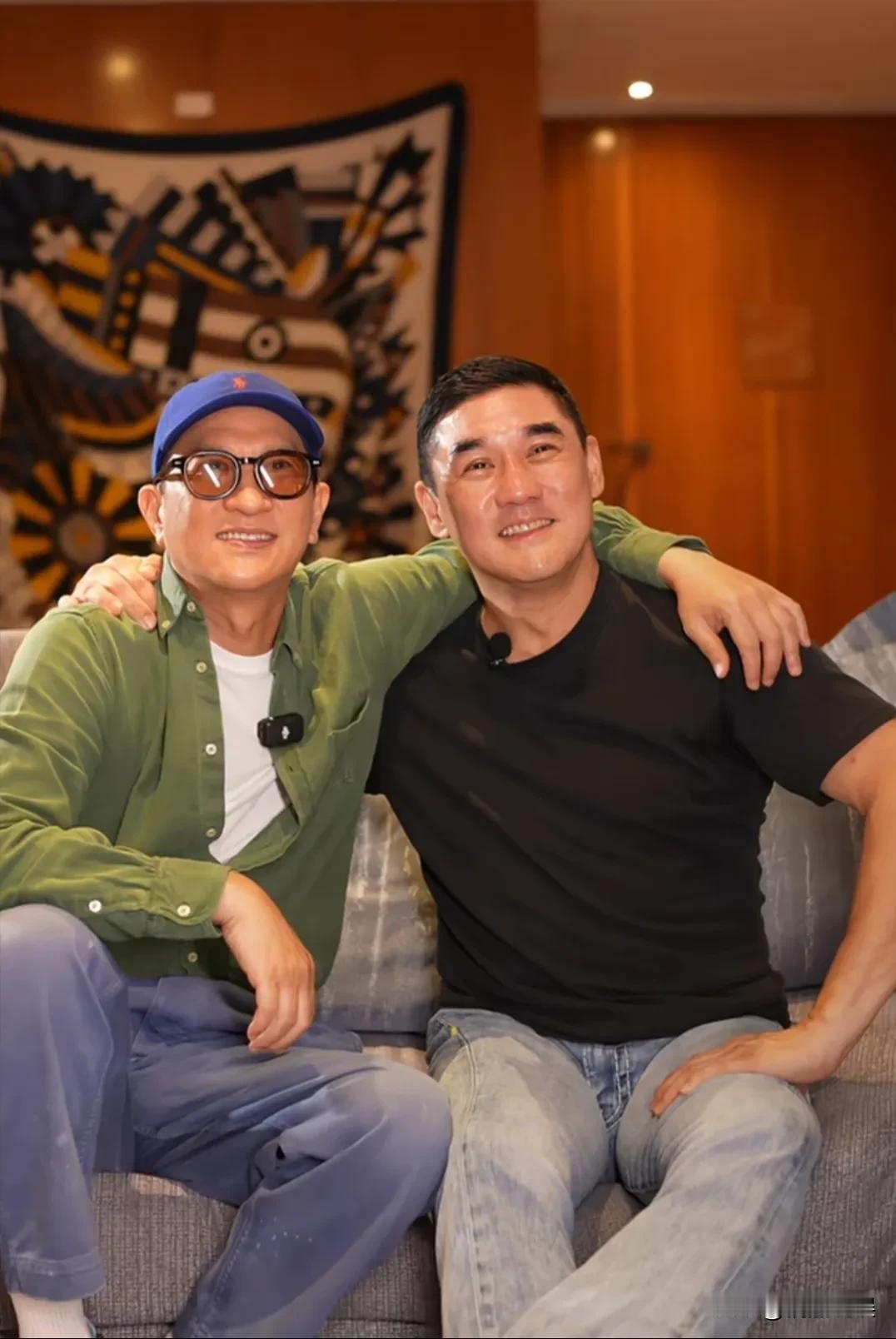 吴大维回到香港，和好友张家辉、温碧霞小聚同框，这一群60+的人，状态都超级好！