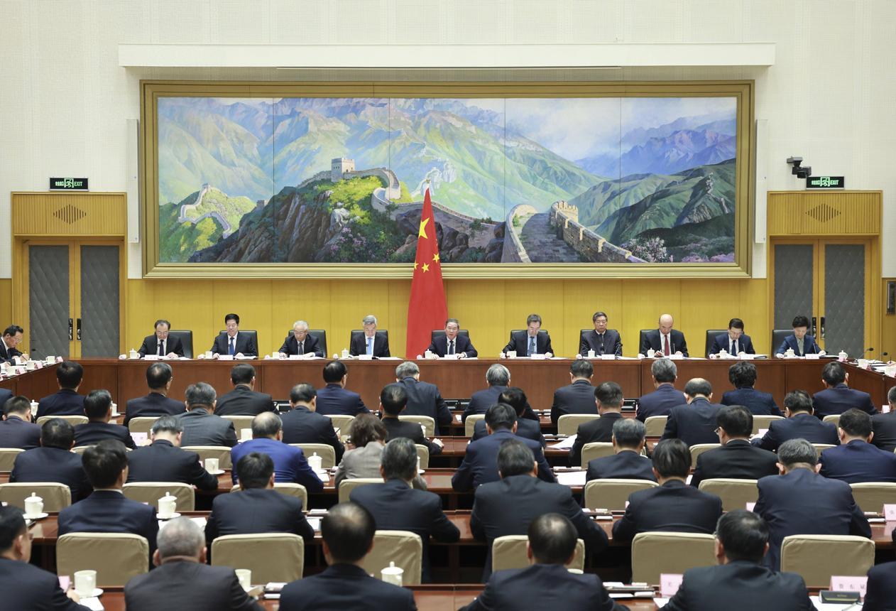 家人早已移居国外，自己却坐在关键岗位？“裸官”治理为何越来越严！背后到底藏着什么