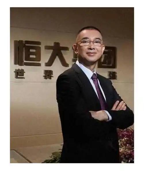 他的工资是每天77万，月薪2300万，他就是恒大集团董事局副主席，兼首席执行官夏