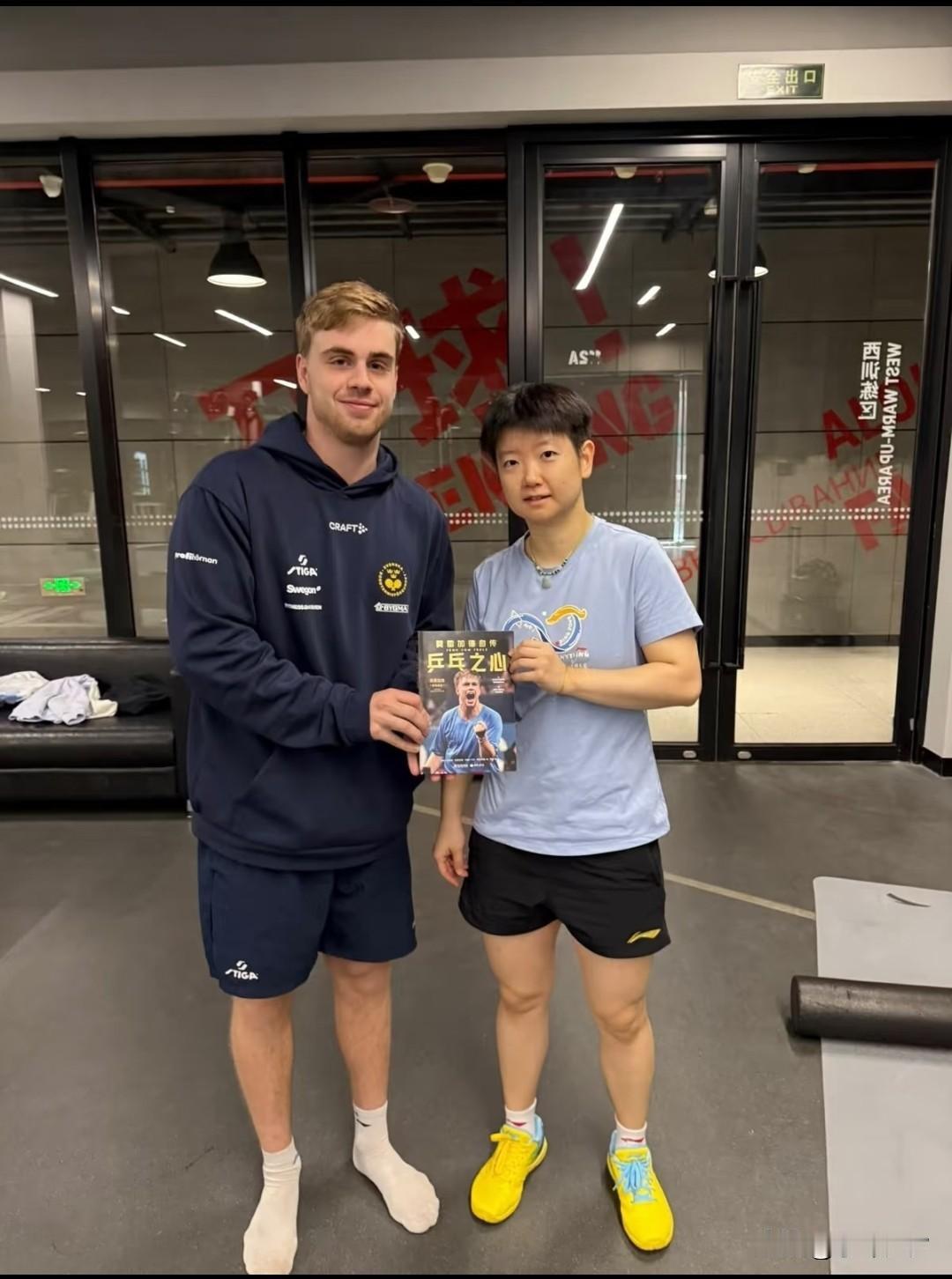 孙颖莎和莫雷加德的合影
小莫出书了，还有中文版。趁着中国大满贯，送莎莎一本顺便合