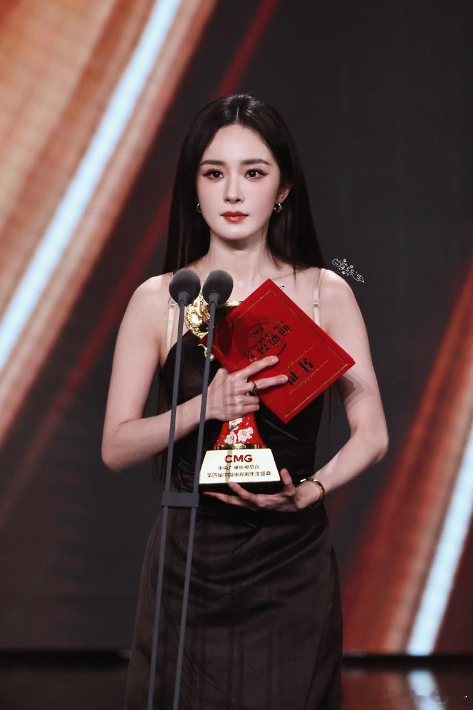 85花你追我赶杨幂一步一部杨幂双料视后了 85 花们在事业上你追我赶，杨幂稳扎稳