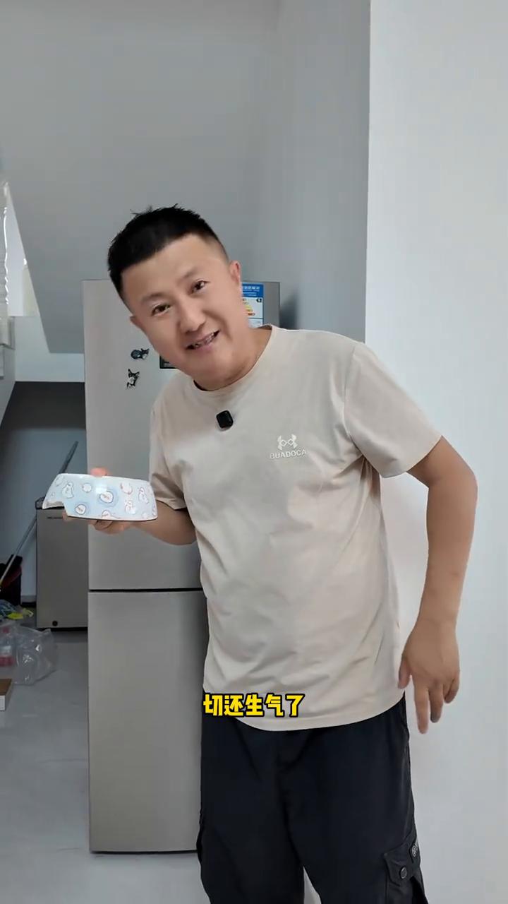 还生气了。大白子，这家伙还生气了，看我吃东西是吧，一会给你开两个罐头吃。