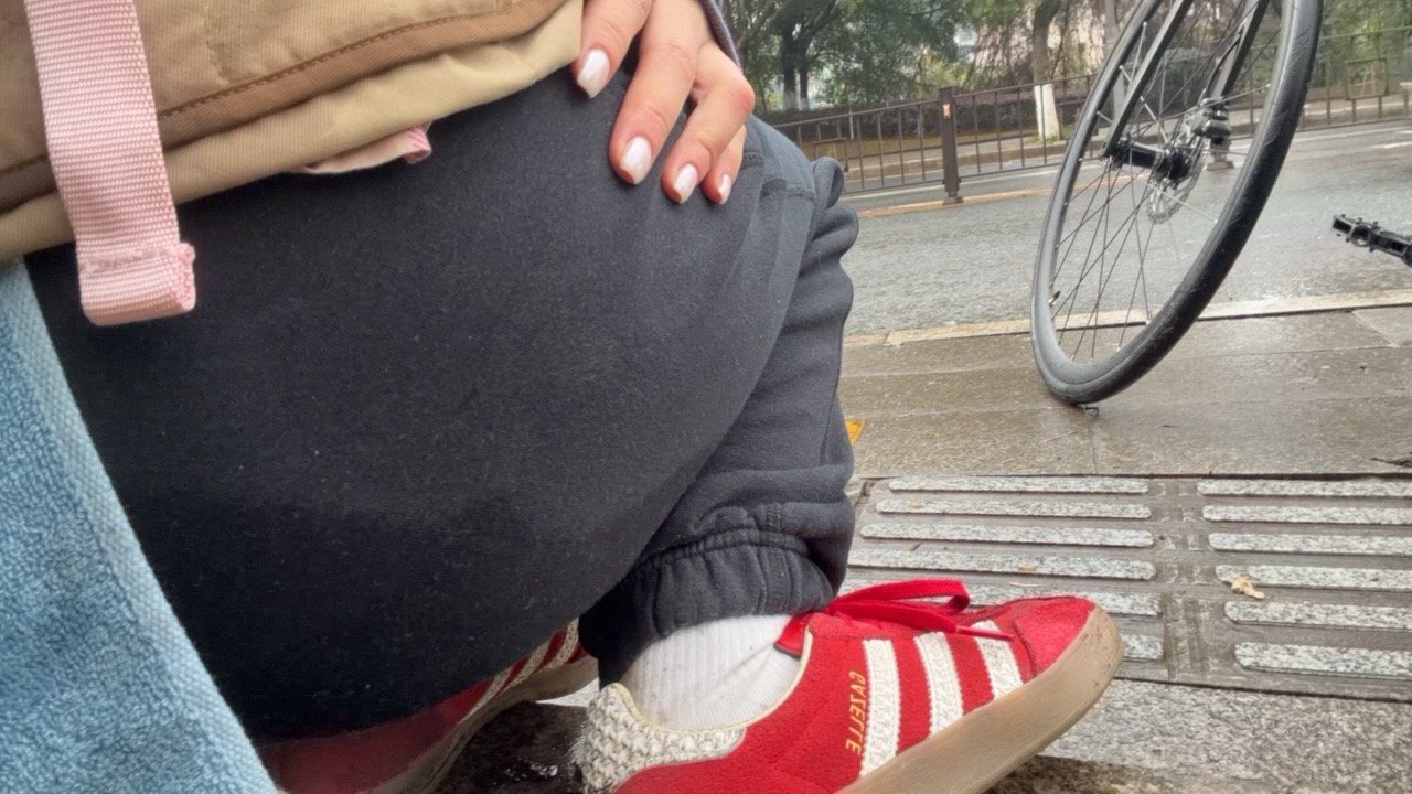 今天真的太狼狈了，又惨遭大雨  包包也打湿透了 特别脏 剩18公里依旧货拉拉 。