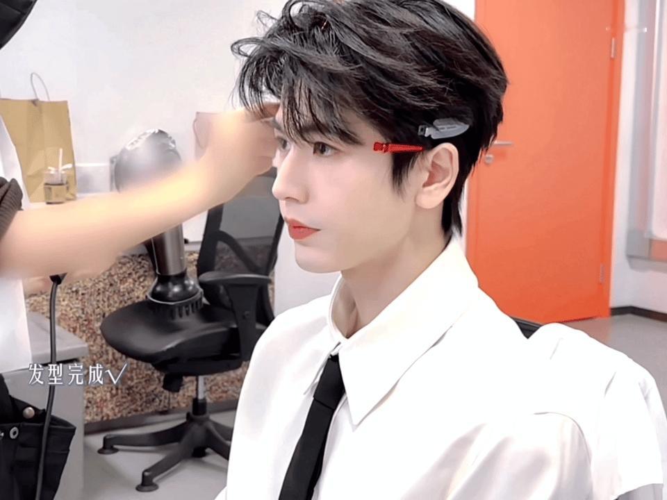 张凌赫 权威的脸和符合小说想象的一双手 老公级别 