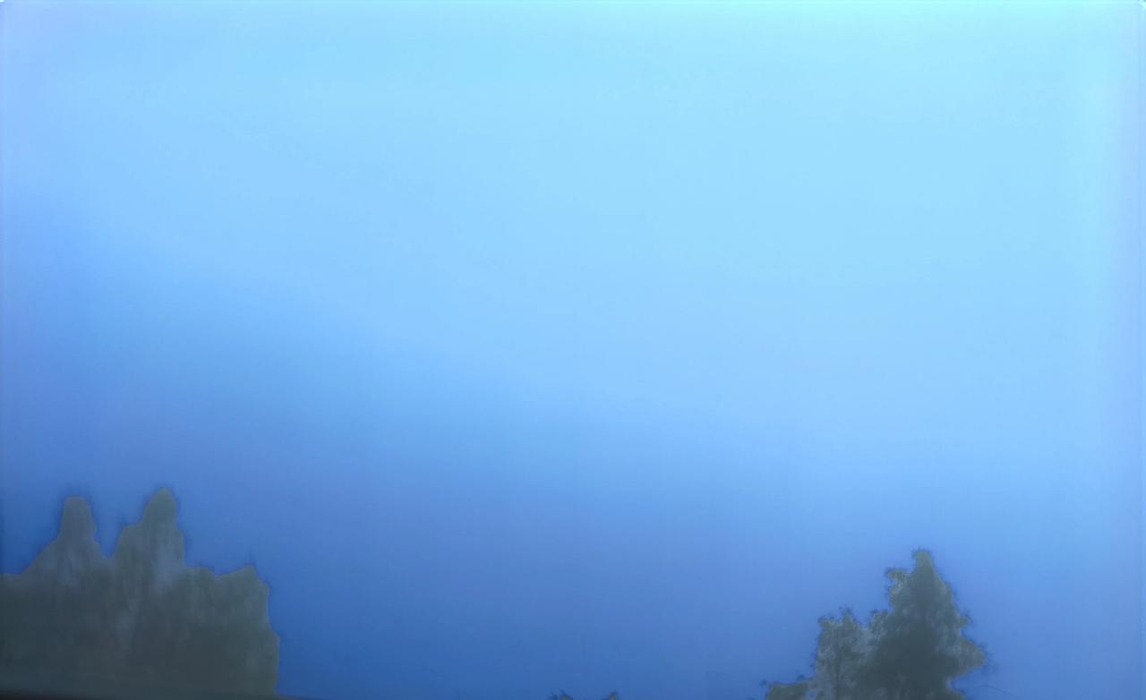 云霞映山色，松石伴人行。开车经过，有幸遇见:云雾缭绕的山顶，如梦如幻，美如仙境…