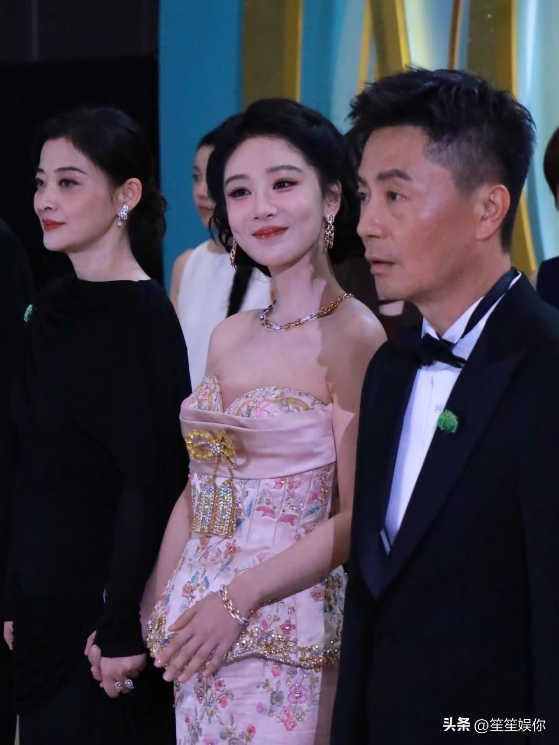 白玉兰生图里杨紫状态真的太戳人，整个人容光焕发，一眼就能看出是顺风顺水、走大运的