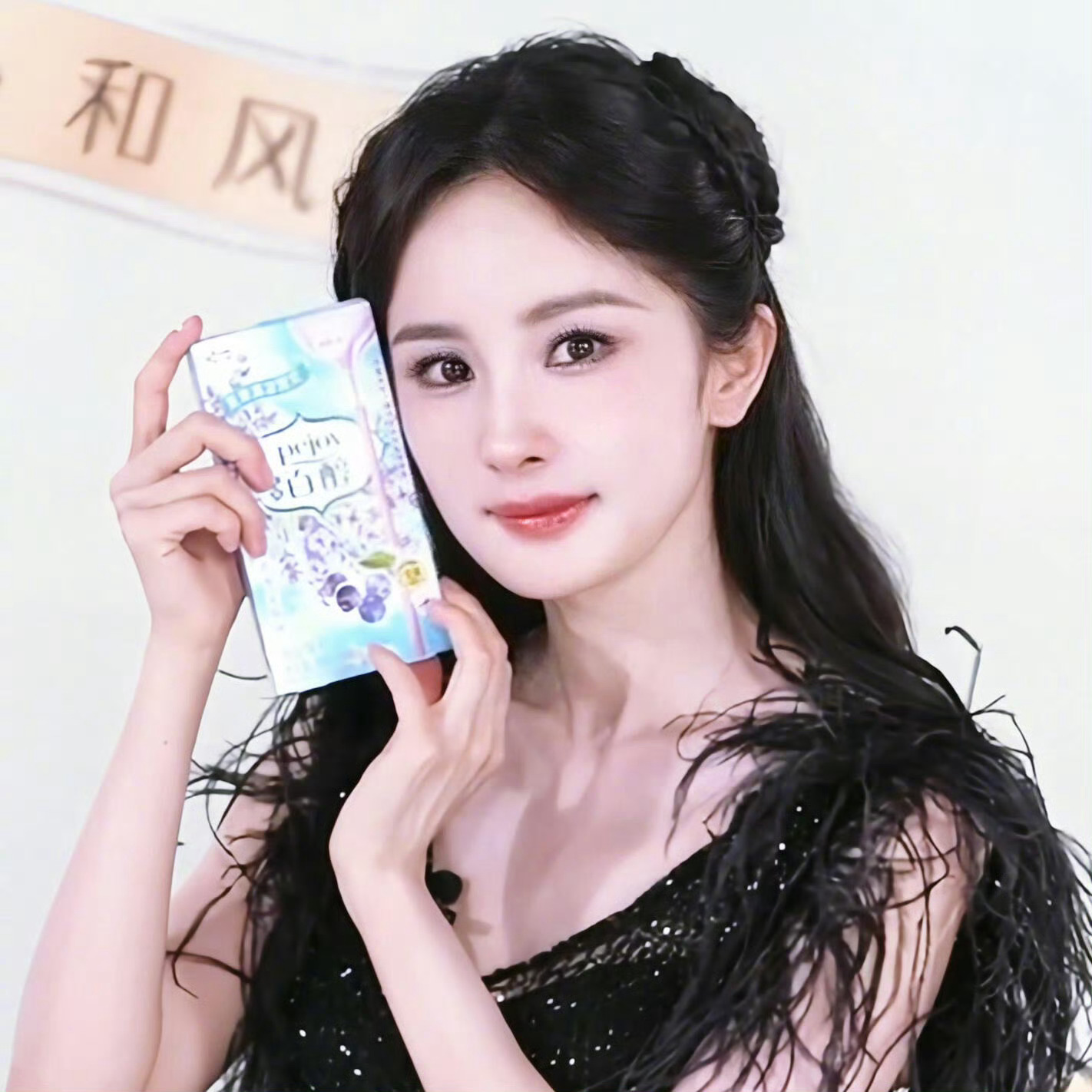 #杨幂高定羽毛黑裙#哇哦[打call]幂姐高定羽毛黑裙好像一只黑天鹅呀！直播的状